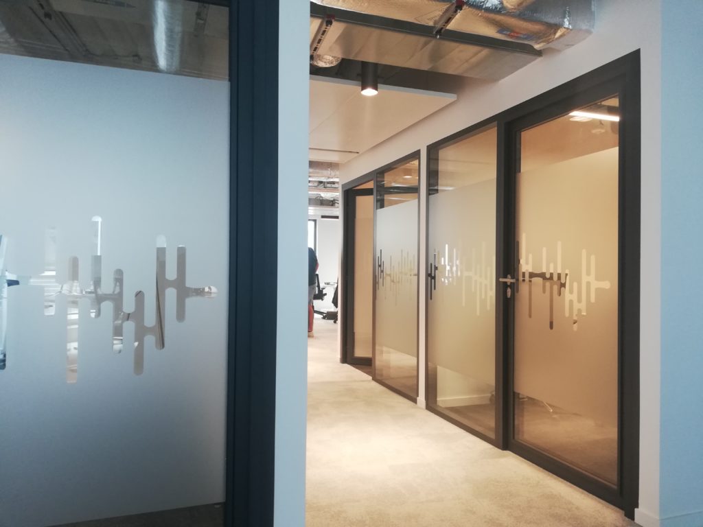 Vitrophanie d'entreprise milieu médical